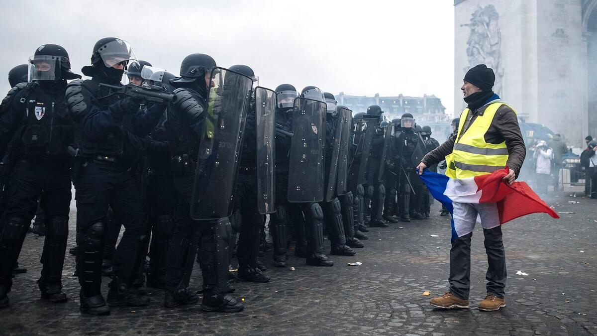 فرنسا: أطلقت قوات الأمن اليوم قنابل الغاز لتفريق متظاهرين من حركة "السترات الصفراء" الرافضين لسياسات الرئيس "ماكرون" الاقتصادية، وذلك قبل يوم من إحياء الذكرى السنوية الأولى لاحتجاجات الحركة التي بدأت في هذا البلد وانتقلت عدواها لدول أوروبية.