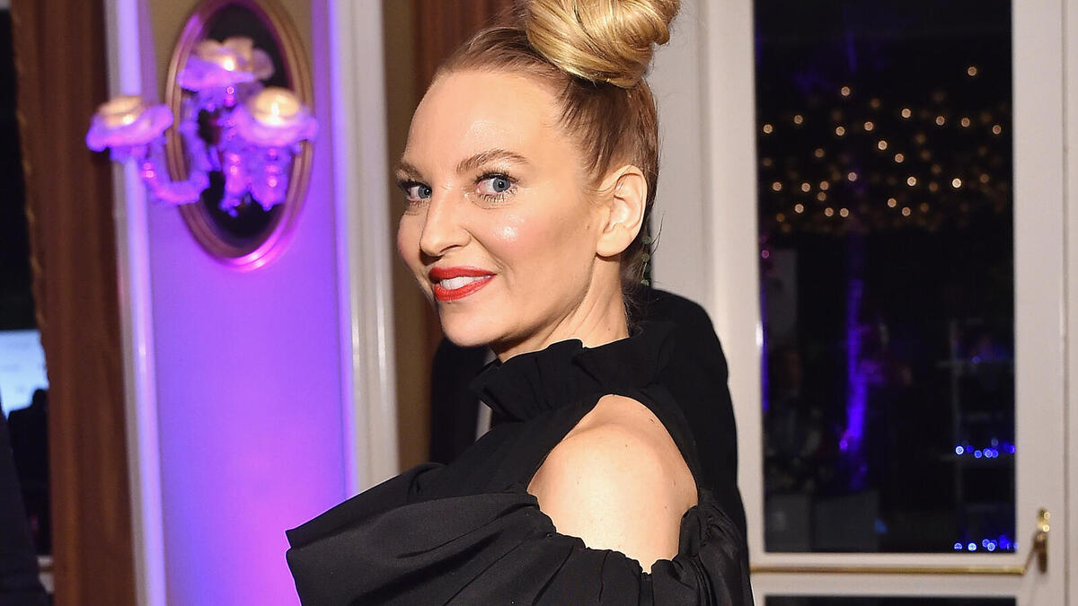 المغنية سيا: كشفت قبل أعوام عن اصابتها بمرض (الدُّرَاق الجُحُوظِيّ أو داء بازدوف أو مرض غريفز) وهو مرض مناعي ذاتي يصيب الغدة الدرقية، ترجع تسميته نسبةً إلى الطبيب الأيرلندي روبرت جريفز الذي قام بوصف المرض قبل أكثر من 100 عام.