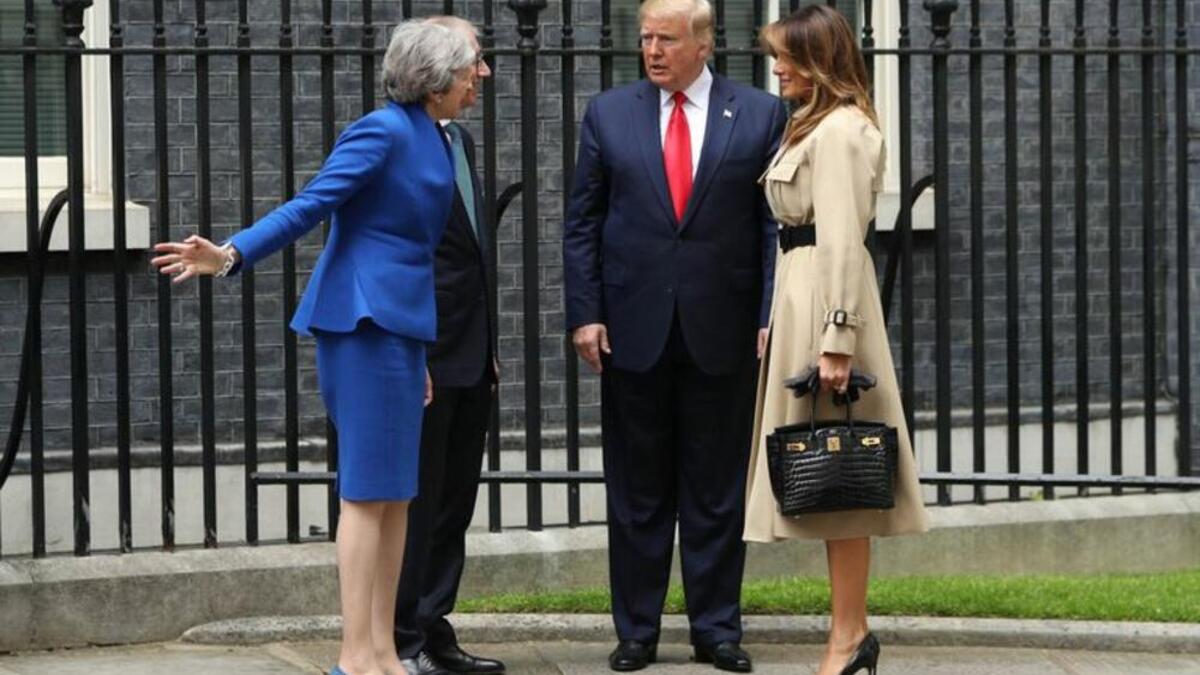 وخلال لقائها رئيسة وزراء بريطانيا "تيريزا ماي"، اختارت "ميلانيا" معطف بيج من Celine، وأضفت لمستها الخاصة من خلال إضافة حزام أسود من Michael Kors، وأكملت إطلالتها بحذاء أسود أنيق منManolo Blahnik، وحقيبة سوداء من Hermés كانت محور الإطلالة وصاحبة الرهجة الأكبر.