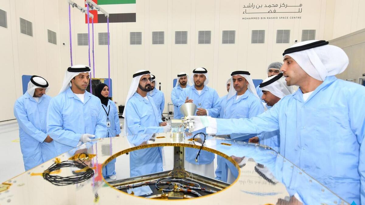 مركز محمد بن راشد للفضاء يتولى التنفيذ والاشراف على كافة مراحل عملية تصميم وتنفيذ وإرسال مسبار الأمل للفضاء وتقوم وكالة الإمارات للفضاء بالتمويل والاشراف على الإجراءات والتفاصيل اللازمة لتنفيذ هذا المشروع.