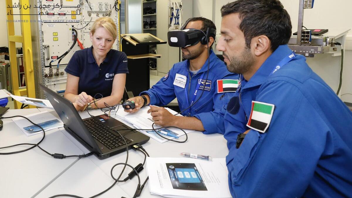 تعرض ناشونال جيوغرافيك الوثائقي جنبًا إلى جنب مع حلقات قصيرة تصطحب مُشاهدي القناة إلى ما وراء الكواليس للتعرف على التدريبات المُكثفة التي خضع لها المنصوري والنيادي فضلًا عن مُتابعة الاستعدادت النهائية للثنائي قبل انطلاق الرحلة إلى الفضاء.