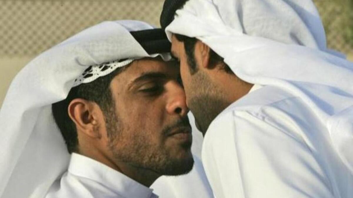 وتنتشر عادة إلقاء التحية عن طريق تقبيل الأنف خاصة في الإمارات العربية المتحدة وتسمى بالـ"مواية"، والذي يُعتبر دليلًا على الاحترام، وهي عادة تم توارثها عن الأجداد السابقين في تلك البلدان.