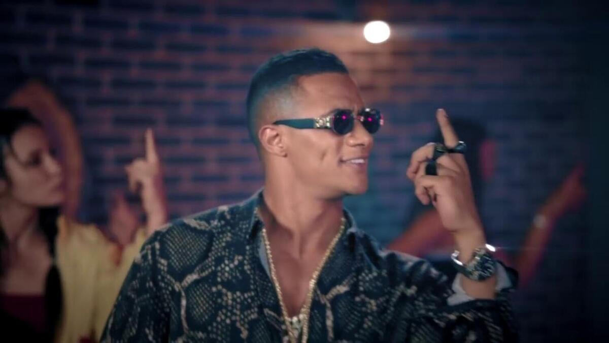 انتقادات طالت الفنان محمد رمضان قبل وبعد طرح كليبه "نمبر وان" حيث اتهموه بالغرور، ومنهم الشاعر أمير طعيمة، الذي طلب من الفنانين عدم العمل معه لأنه ينسب النجاح لنفسه فقط.