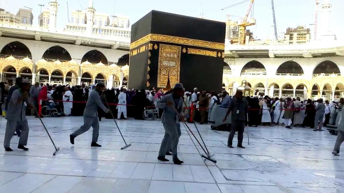 وفي مجال النظافة تمت زيادة أعداد العمالة ليصبح أكثر من 13 ألفا و250 عاملا في مكة والمشاعر المقدسة، للعمل على مدار 24 ساعة.