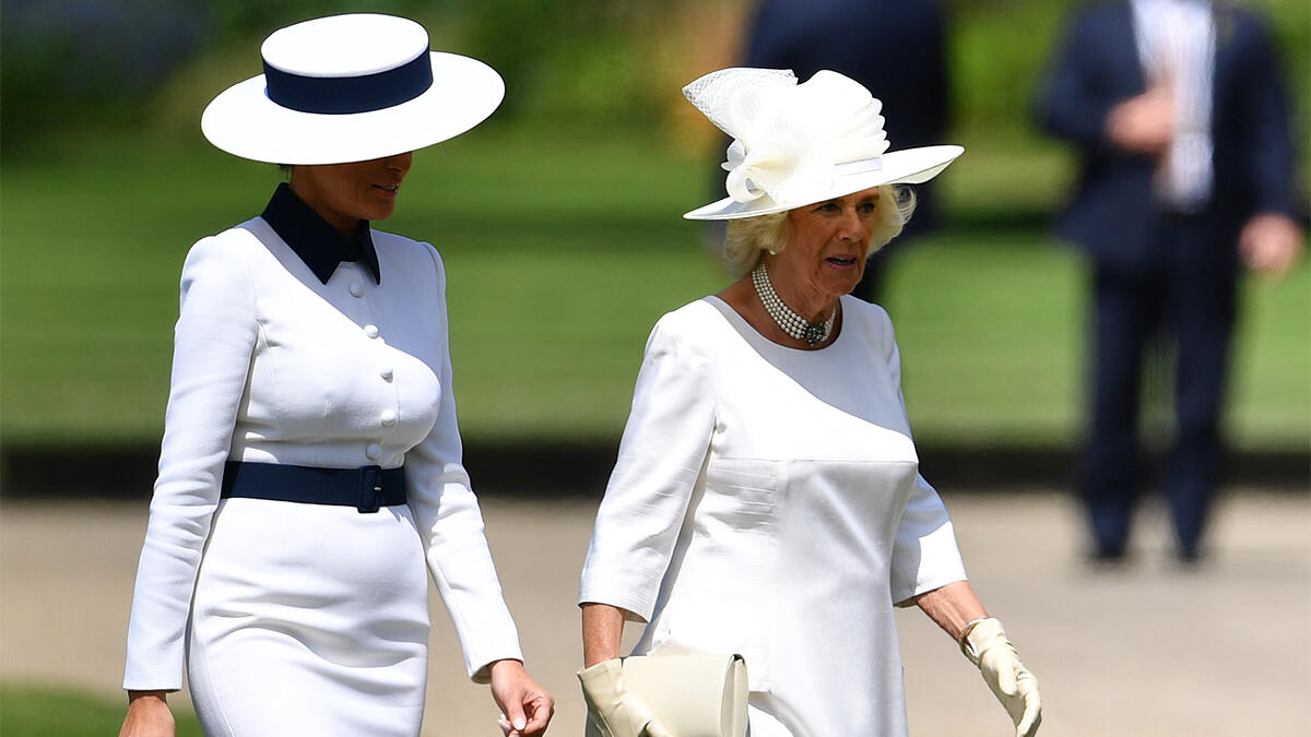 وارتدت "ميلانيا" فستانًا أبيض اللون بياقة وحزام كحليين، من دولتشي أند غابانا، وقبعة من تصميم "هيرفيه بييير".