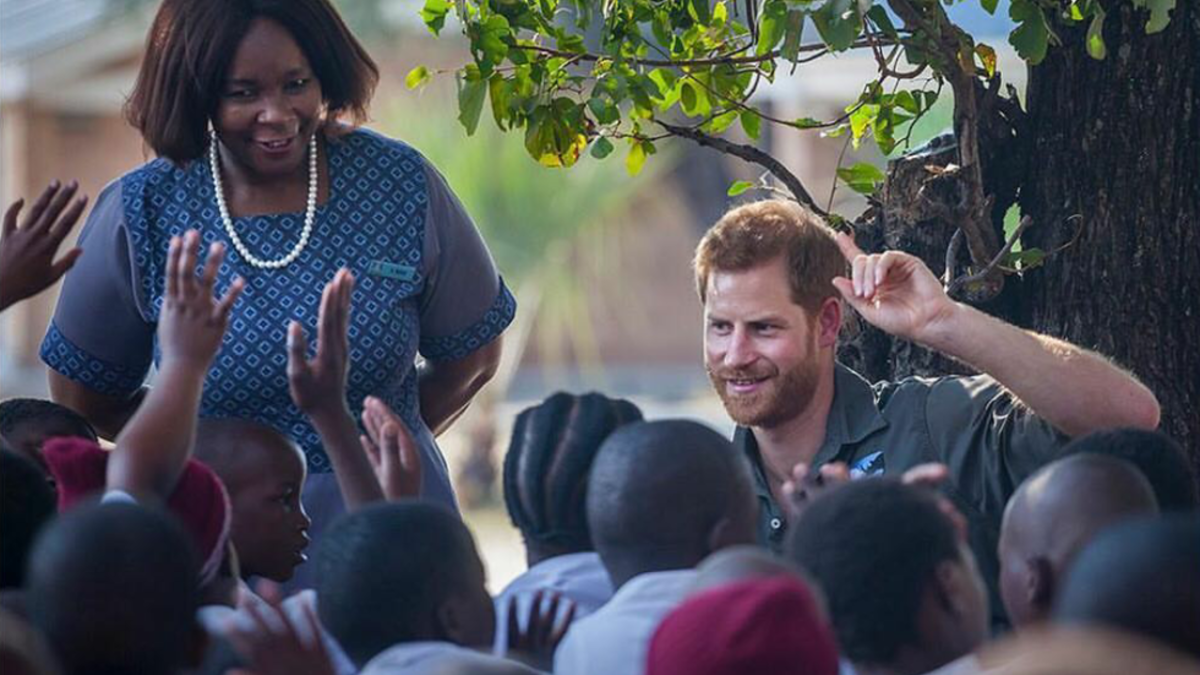إفريقيا: على خطى والدته، يواصل الأمير هاري زيارة المجتمعات الأفريقية والعمل معها لتعميق علاقاته مع الحياة البرية. وبصفته رئيس لشبكة الحدائق الإفريقية، يسافر دوق ساسكس غالبًا إلى بوتسوانا للعمل مع منظمات خيرية مع زوجته ميغان ماركل.