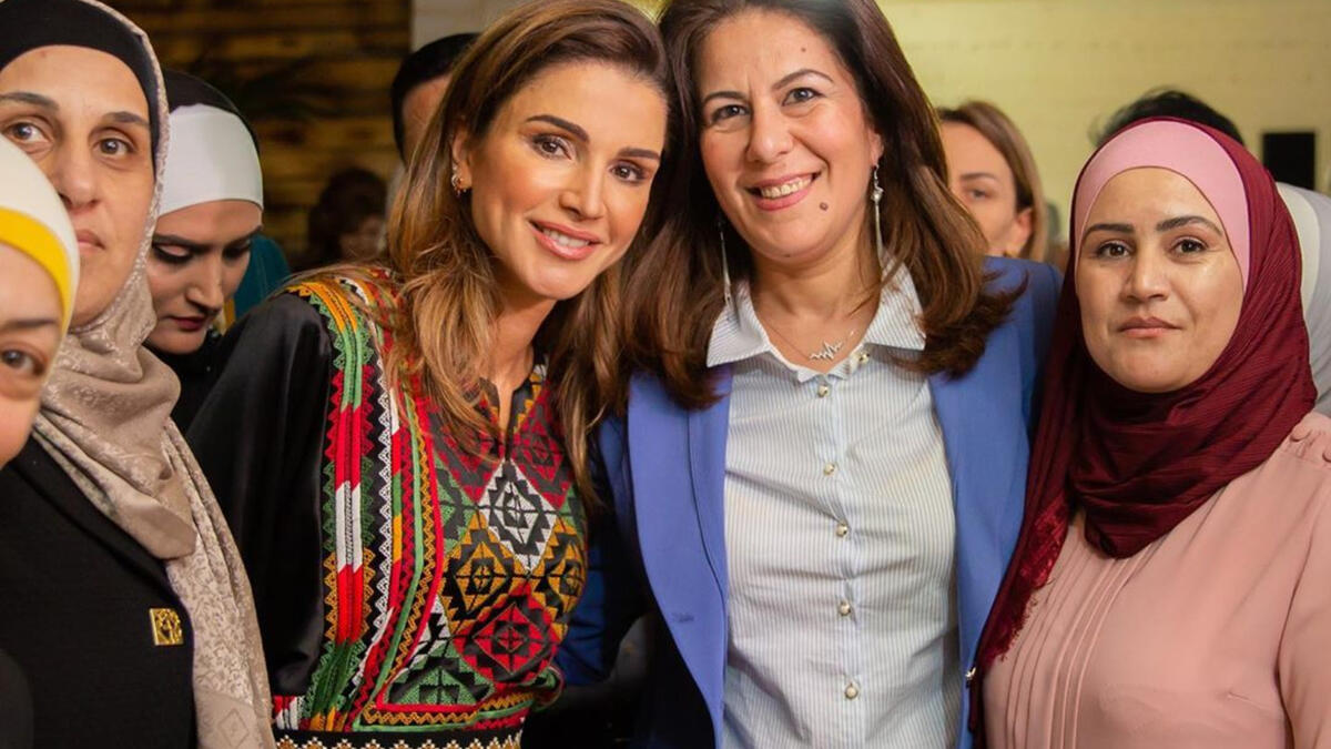 تألقت جلالة الملكة بثوب تقليدي أسود مع تطريز على الصدر أثناء مأدبة الإفطار التي أقامتها في مطعم الأكاديمية الملكية لحماية الطبيعة في مدينة عجلوت لعدد من سيدات عجلون الناشطات في مجالات العمل الاجتماعي والتربوي والتطوعي والثقافي.