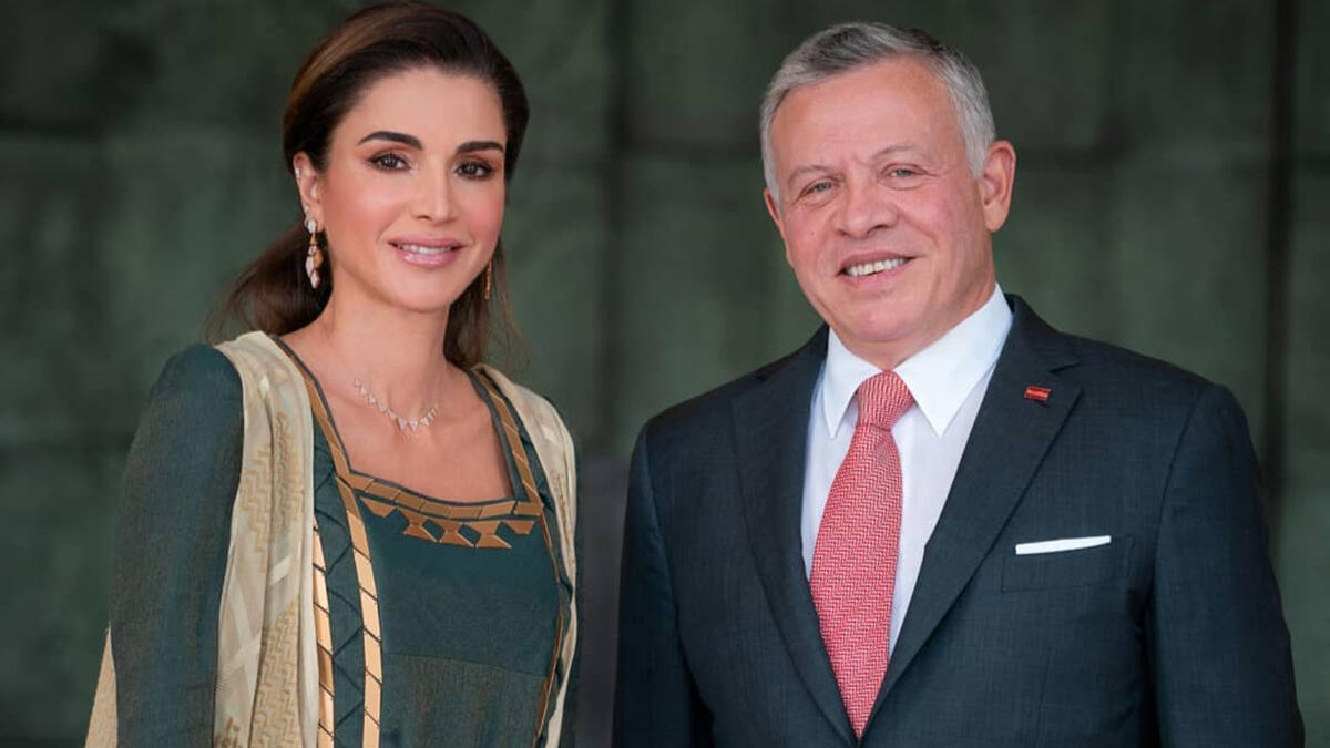 احتفلت الملكة رانيا العبدالله، بعيد الاستقلال الـ73 للملكة الأردنية الهاشمية حيث أطلت، بإطلالة لافتة،  بتصميم مستوحى من التراث الأردني مع لمسة رمضانية فاعتمدت عباءة باللون الأخضر الزيتي ومن فوقها رداء من دون أكمام تزينه زخارف العقال الأردني باللون البيج.