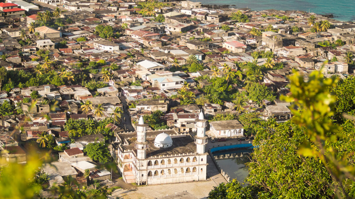 19. جزر القمر: جزر القمر هي أفقر دولة عربية حيث يبلغ نصيب الفرد من الناتج المحلي الإجمالي 1.66 ألف.