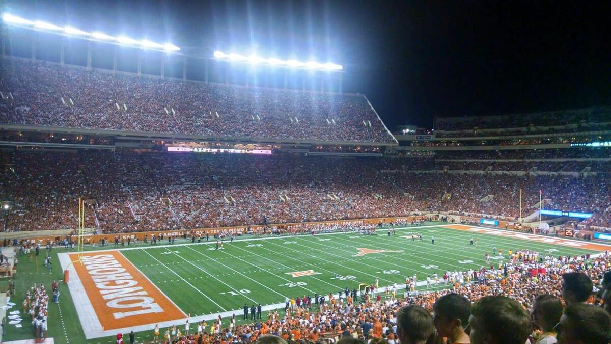 9- ملعب تكساس ميموريال في أوستن تكساس بالولايات المتحدة وسعته 100.119 متفرجاً