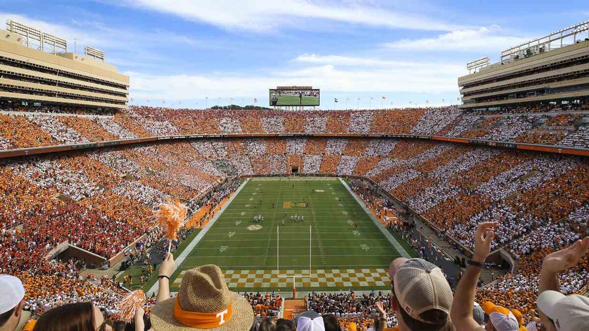 5- ملعب نايلاند في نوكسفيل تينيسي بالولايات المتحدة وسعته 102.455 متفرجاً