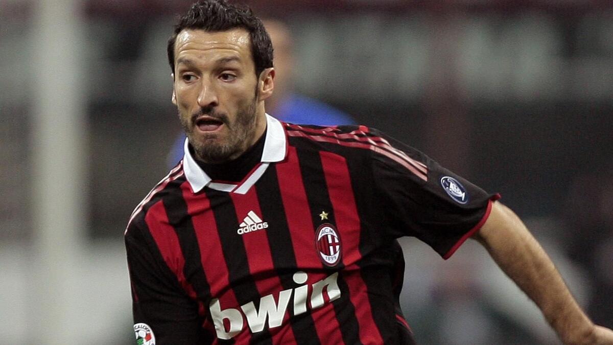 الظهير الأيسر: الإيطالي جيانلوكا زامبروتا