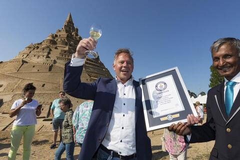 German Artist Builds World’s Tallest Sandcastle for 58-foot 