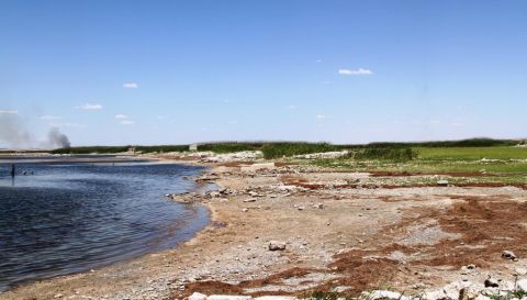 الأتراك يجففون نهر الفرات (فيديو وصور)