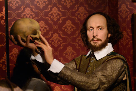 Researchers Reveal Shakespeare Was 'Undeniably Bisexual' Despite His 34-Year Marriage