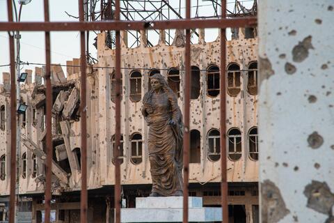 Dark Iraq: Artists in Mosul Erect Statutes to Forget Brutal ISIS Era 