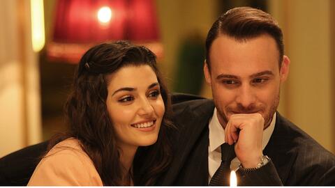 Sex in Bathtub! Hande Erçel and Kerem Bürsin Go Intimate in the HOTTEST Scene of Sen Çal Kapımı (Video)