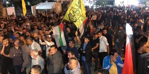 المقدسيون يدعمون قرار عباس ومظاهرات لحماس ترفض تأجيل الانتخابات