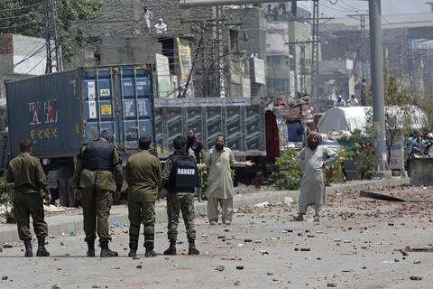 إطلاق سراح 11 شرطياً باكستانياً احتجزهم متظاهرون مناهضون لفرنسا