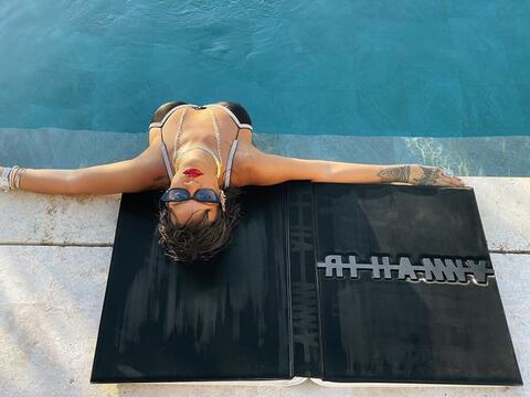 Rihanna Surprises the Fans Once Again!