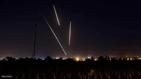 مدينة أردنية ترصد لحظة إطلاق رشقات صاروخية للمقاومة الفلسطينية