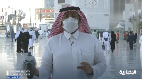 في مشهدٍ لطيف.. حمامة حطّت على يد مراسل قناة الإخبارية في الحرم المكي