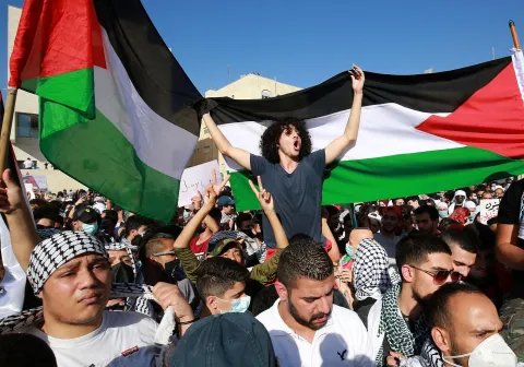 آلاف الأردنيين يحتشدون قرب الحدود نصرة لفلسطين وبعضهم يحاول اجتيازها