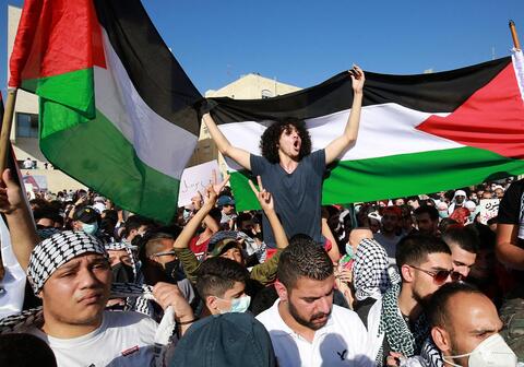 آلاف الأردنيين يحتشدون قرب الحدود نصرة لفلسطين وبعضهم يحاول اجتيازها