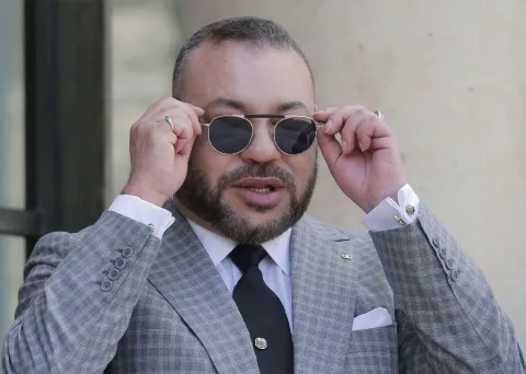 العاهل المغربي يقيم مأدبة عشاء على شرف وفد حركة