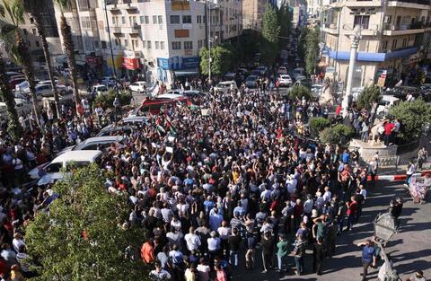 استمرار المواجهات بين متظاهرين وقوات أمن فلسطينية في رام الله احتجاجا على مقتل بنات