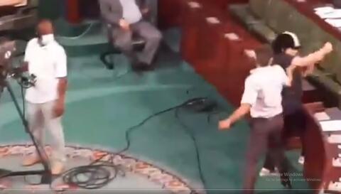 فيديو: نائب يسدد لكمات قوية لعبير موسى في برلمان تونس