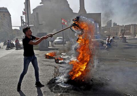Lebanese Protesters Try to Storm Central Bank Offices 