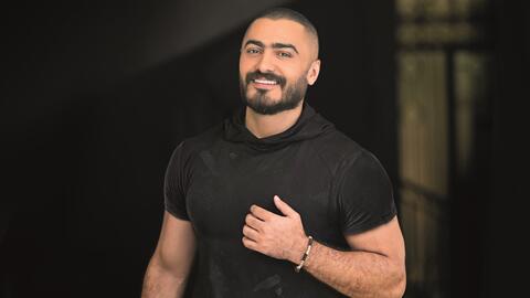 تامر حسني يشوق جمهوره و يطرح البوستر الرسمي لفيلم (مش أنا)