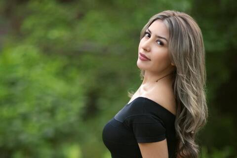 جنات بملابسها في حوض السباحة والسبب ابنتها!