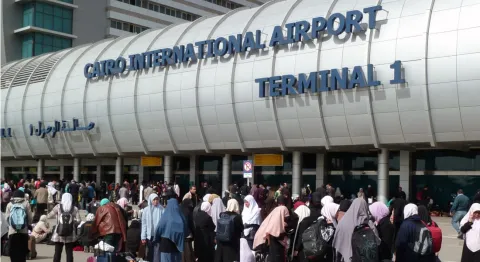 القبض على متحرش تسبب بأزمة في مطار القاهرة (فيديو)