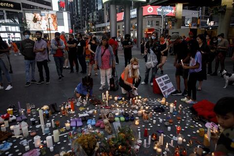 Angry Canadian Protesters Topple Queens Victoria, Elizabeth Statues