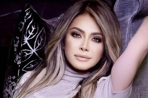 نوال الزغبي بإطلالة صيفية باللون الأزرق على غلاف البومها الجديد 
