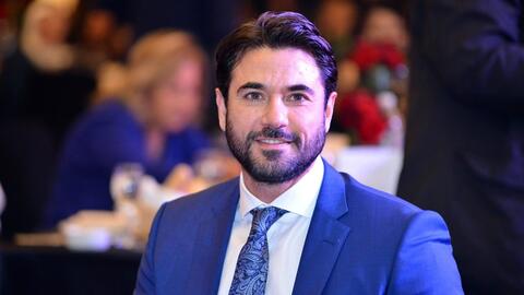 أحمد عز يحرج مراسل طلب منه التقاط صورة.. 