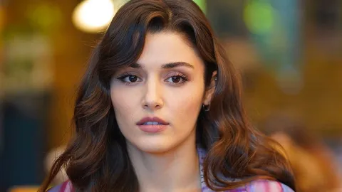 هاندا ارتشيل وكرم بورسين يتألقان في حفل زفاف بعد انتهاء مسلسلهما 