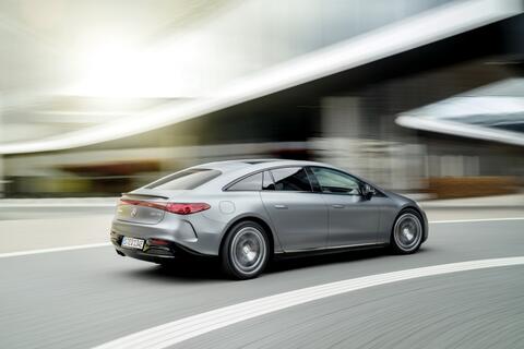 مرسيدس تكشف عن أول سيارة كهربائية بأداء رياضيEQS 53