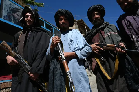 Taliban Fighters Flog Man Publicly in Kabul Over Claims of Stealing