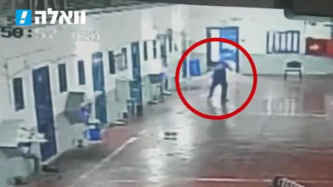 لحظة سكب الماء المغلي على سجان في 