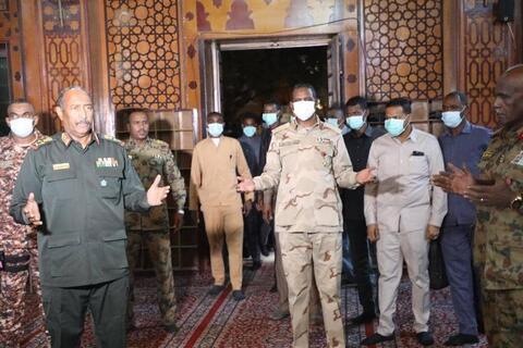 السودان.. المجلس الانتقالي يشارك في صلاة جنازة قتلى المخابرات (صور)