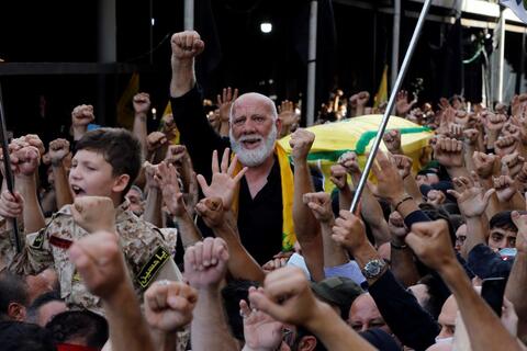 فيديو.. عسكري لبناني يطلق النار على المتظاهرين والجيش يرد