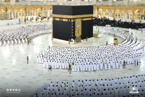 لأول مرة منذ تفشي كورونا.. الصلاة في المسجد الحرام بدون تباعد جسدي (فيديو)