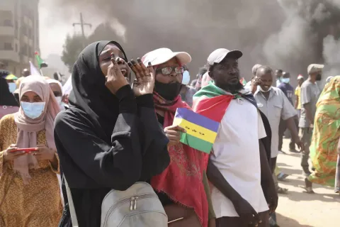 اصابات في اشتباكات بين قوات الامن ومحتجين على الانقلاب في السودان