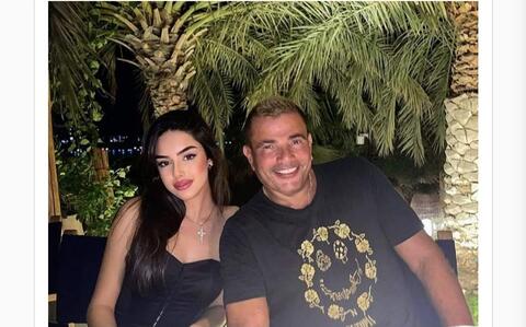الكشف عن هوية معجبة عمرو دياب التي اشعلت السوشال ميديا بنظراتها له
