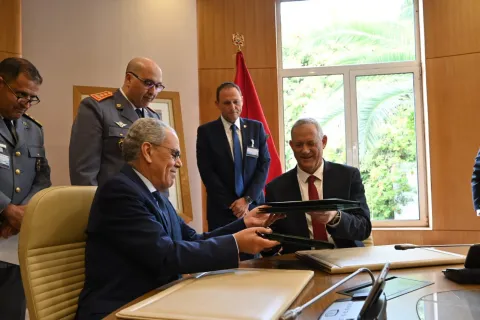 في ظل التوتر مع الجزائر.. المغرب توقع مذكرة تفاهم دفاعية مع