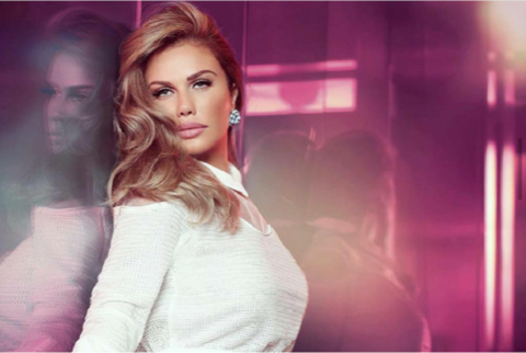 نيكول سابا تستعرض أنوثتها بإطلالة جريئة و بالأسود