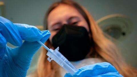 اوميكرون .. علماء يقللون من المخاوف بشأن المتحور الجديد